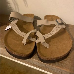 *BRAND NEW* American Eagle sandals size 12
